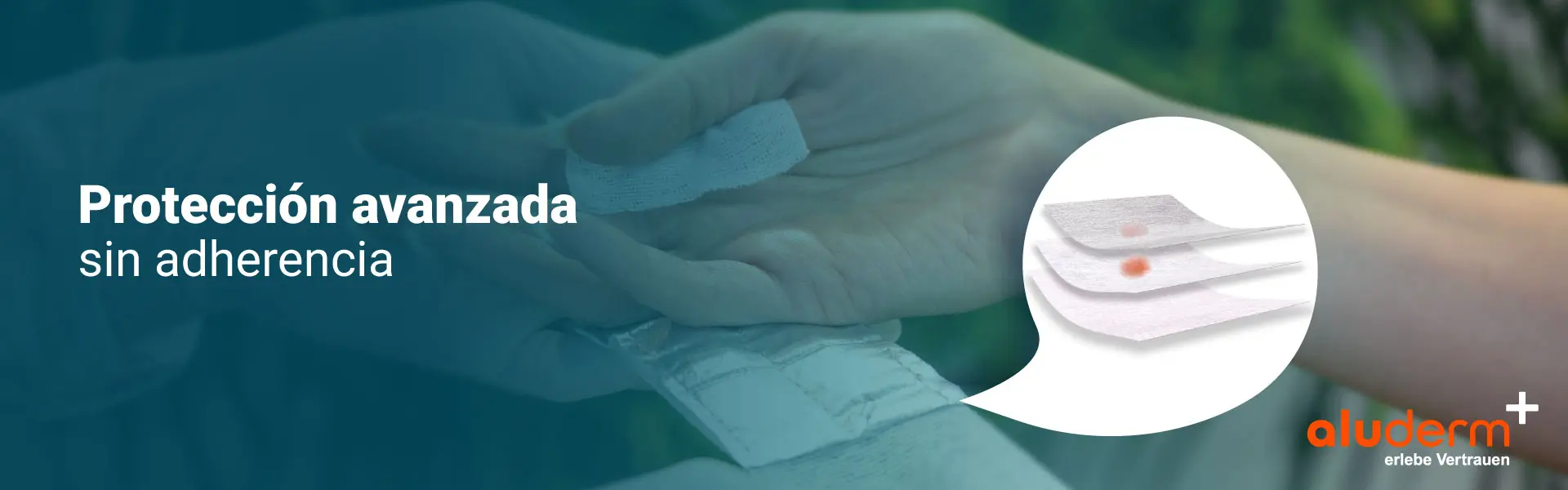 Colocación de un apósito aluderm en el antebrazo, con detalle de sus capas. Protección avanzada sin adherencia.