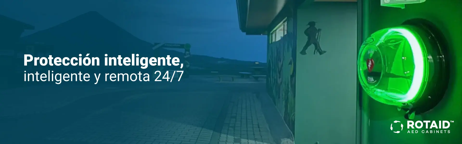 Gabinete Rotaid iluminado en verde, montado en un exterior de noche. Protección inteligente y remota 24/7.