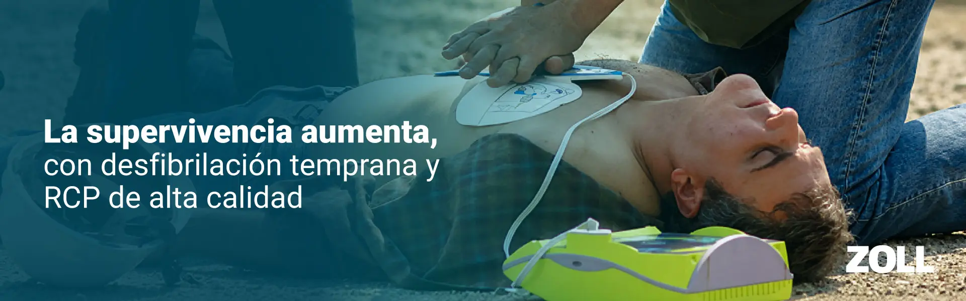 Persona aplicando RCP con un desfibrilador ZOLL AED Plus. La supervivencia aumenta con desfibrilación temprana y RCP de alta calidad.